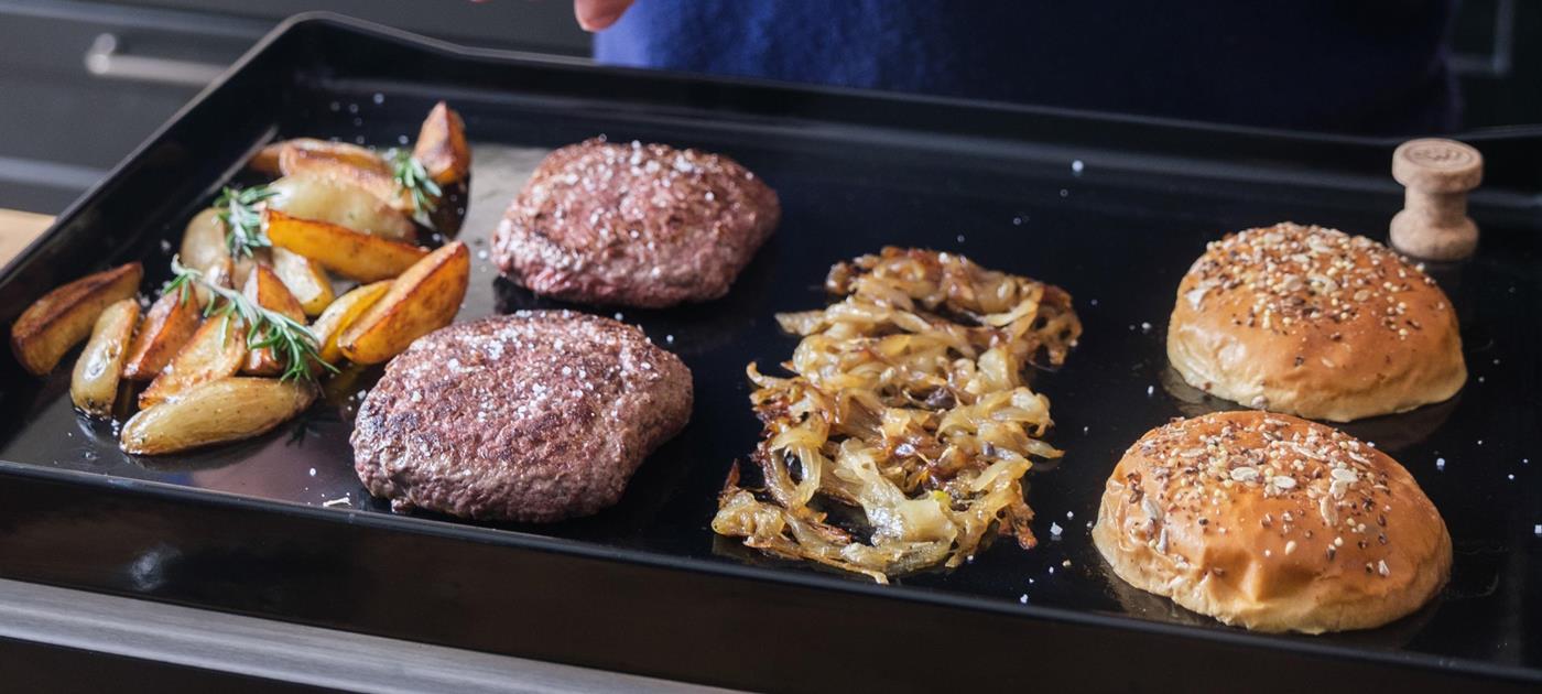 Plancha-Burger-Rezept: geschmolzener Cheddar, karamellisierte Zwiebeln und knusprige Kartoffeln